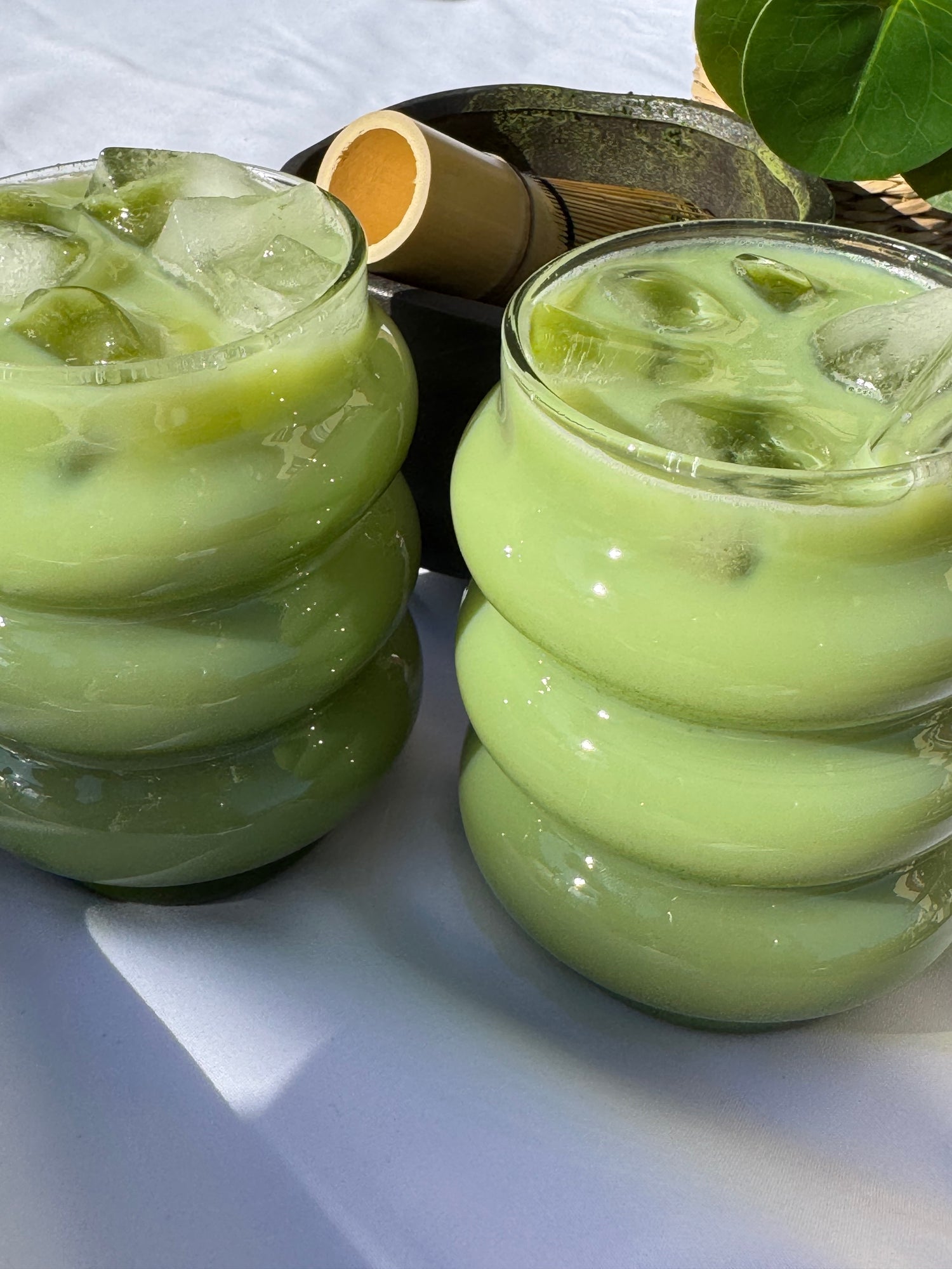 Apportez une touche tendance à vos photos de matcha avec ce verre bubble au design épuré et aux courbes arrondies. Idéal pour les boissons créatives, il met en avant la douceur et l’élégance de votre préparation matcha, tout en offrant une prise en main agréable et un rendu visuel irrésistible.
