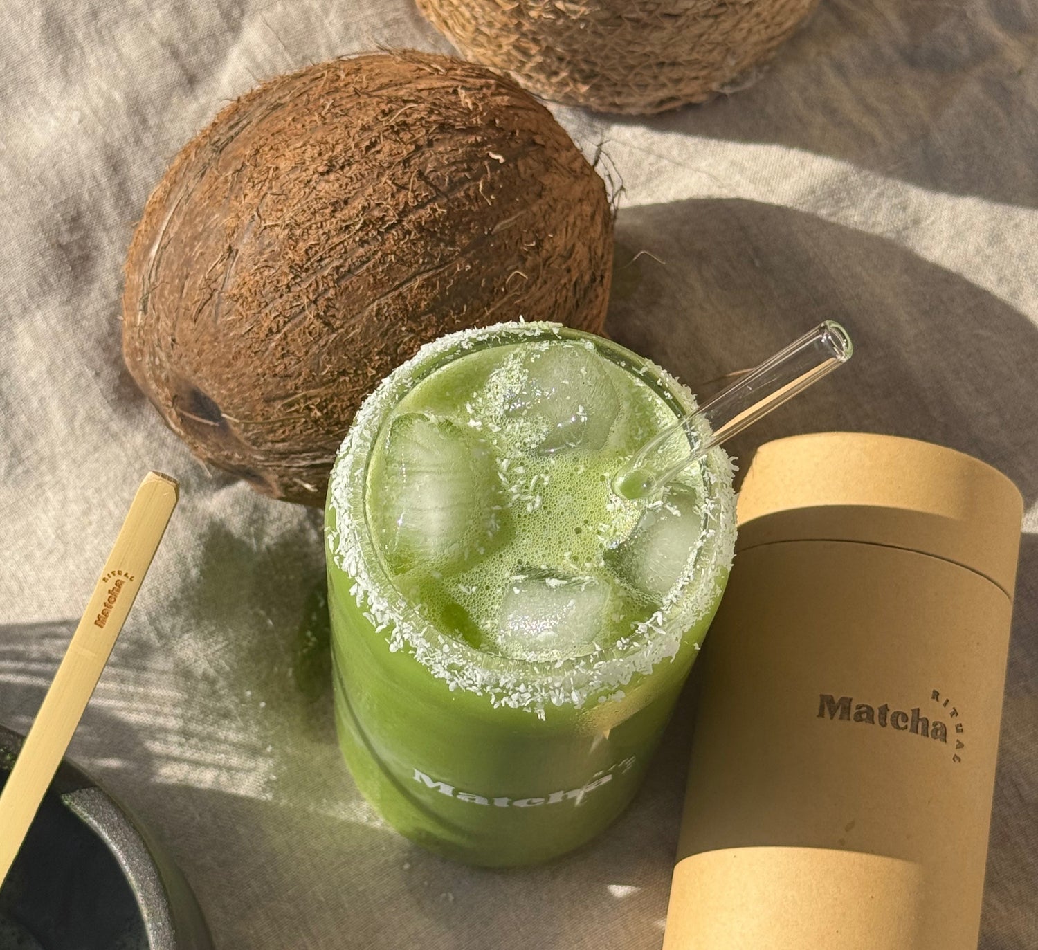 Savourez l’alliance parfaite du thé vert matcha bio et du lait de coco onctueux avec ce matcha coco latte. Sa texture veloutée et sa saveur douce, légèrement exotique, en font une boisson saine et gourmande, riche en antioxydants et idéale pour un moment de détente. Parfait chaud ou glacé, ce mélange naturel sans additifs est une alternative végétalienne au café.