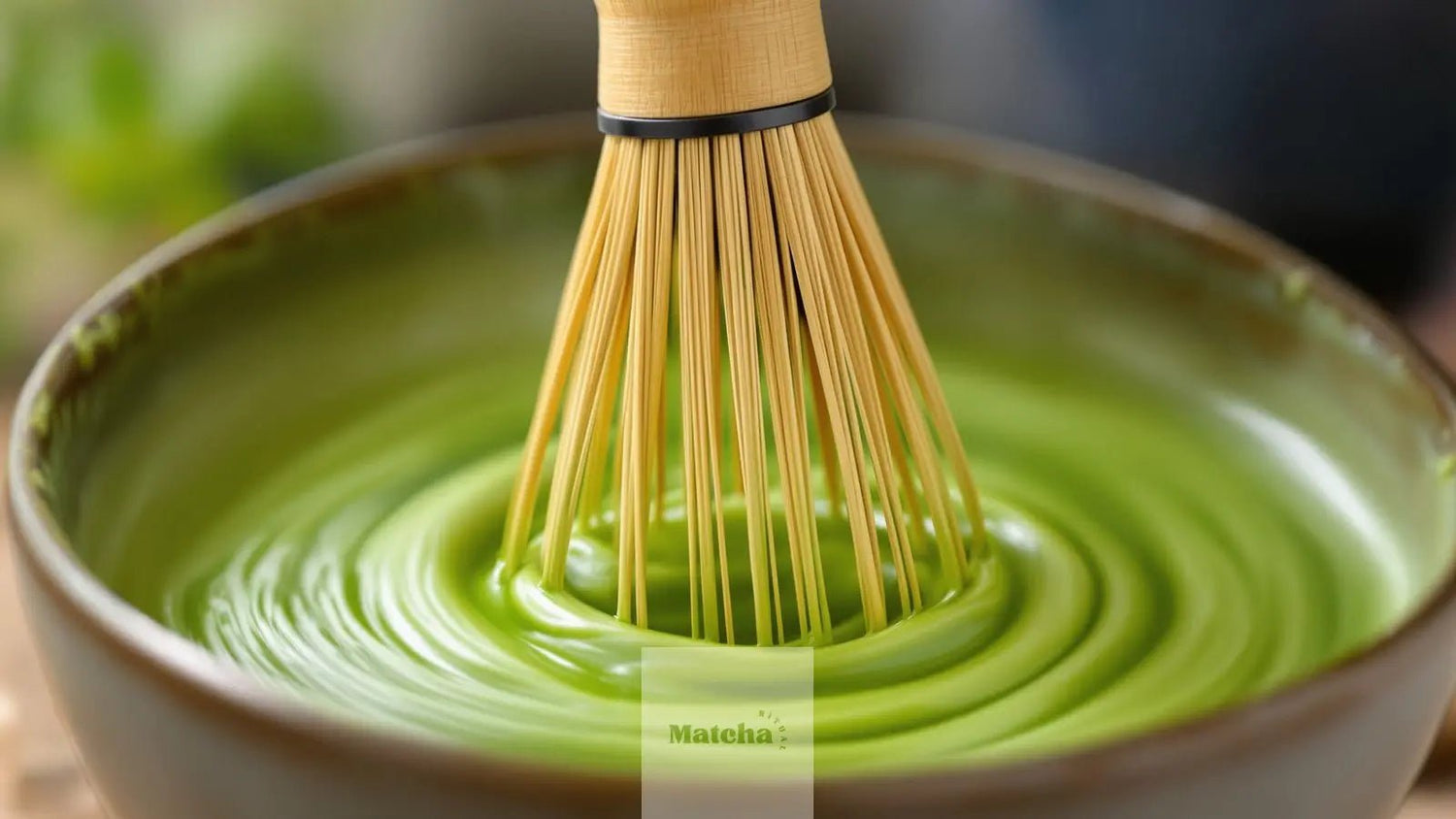 fouet chasen en pleine préparation de matcha