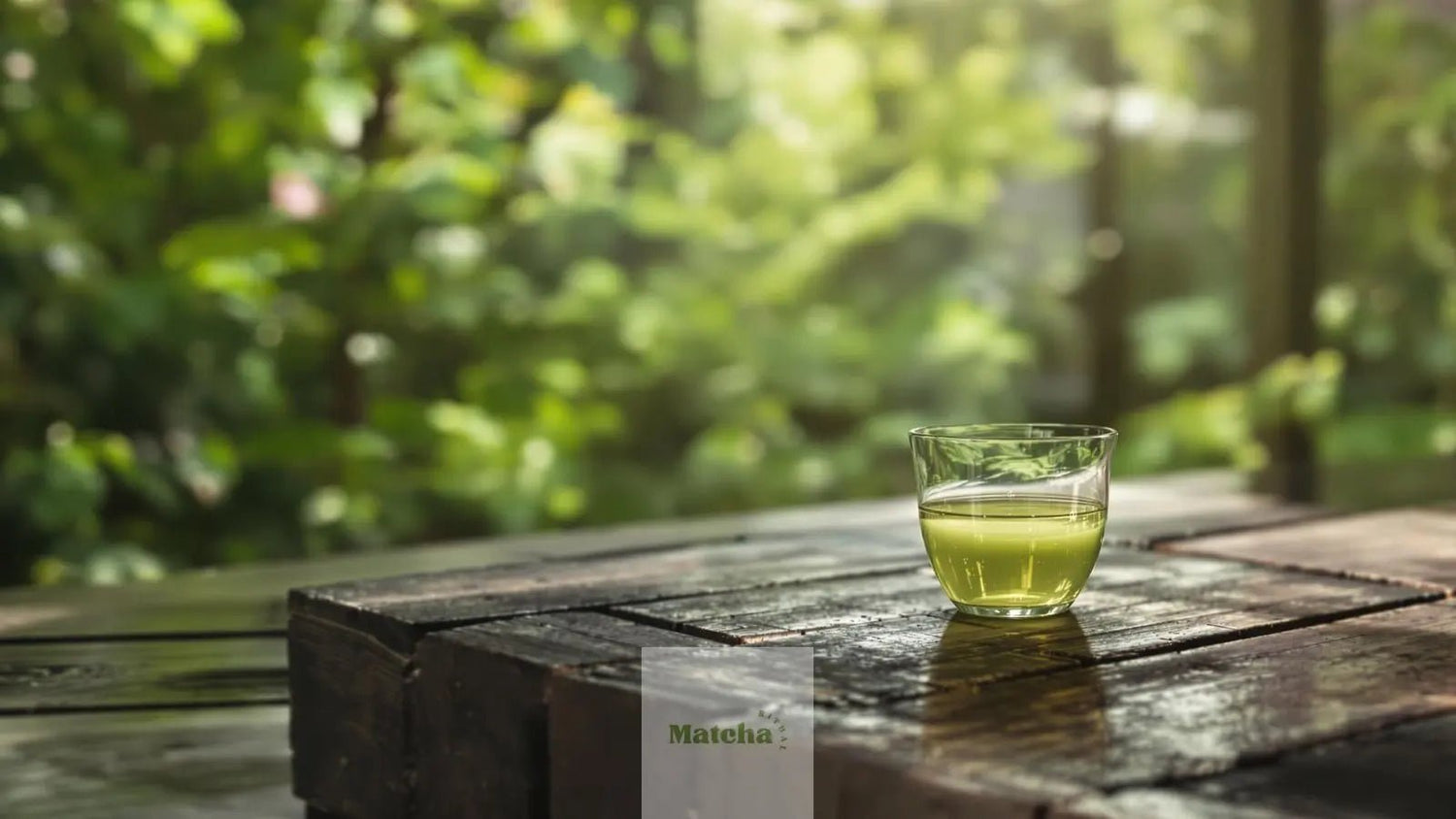 tasse de thé matcha sur une table en bois dans un jardin zen