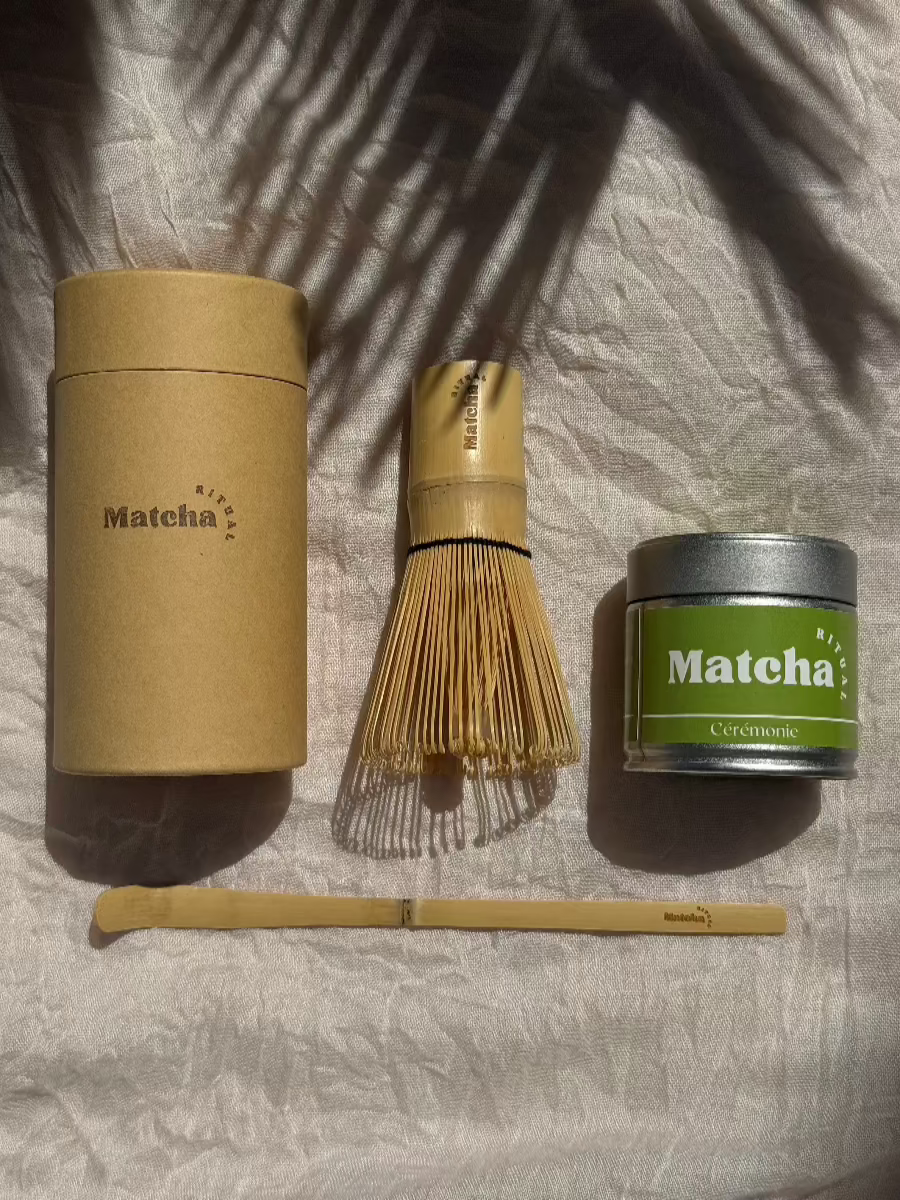 Initiez-vous à l’art du matcha avec notre Pack Matcha Ritual :
un coffret complet réunissant tout le nécessaire pour un rituel authentique et gourmand.

🌿 1 boîte de matcha japonais bio premium
🌿 1 fouet traditionnel en bambou (chasen) gravé Matcha Ritual pour une mousse onctueuse
🌿 1 cuillère à matcha en bambou (chashaku) gravée Matcha Ritual pour un dosage précis

Ce coffret est idéal pour les amoureux du thé vert ou ceux qui souhaitent découvrir les bienfaits du matcha dans les règles de l’art.
