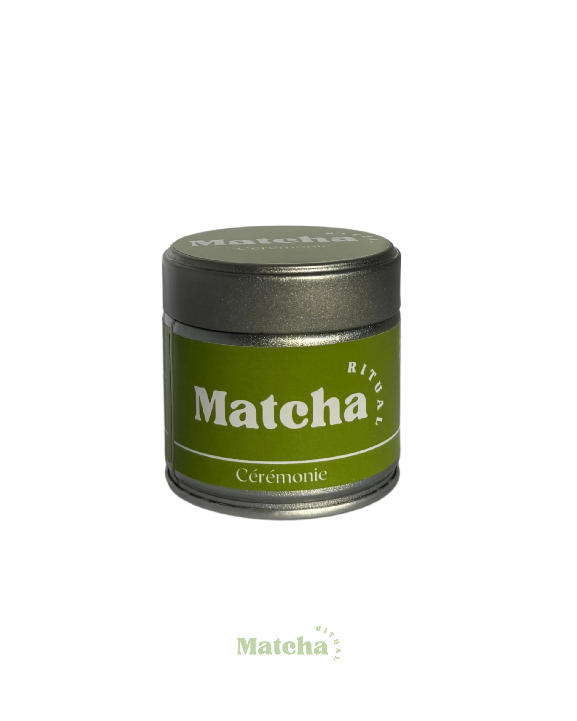 Découvrez le Matcha Cérémonie Bio 30g de Matcha Ritual, un thé vert d’exception issu de l’agriculture biologique japonaise, parfait pour un rituel authentique et raffiné. Récolté à la main et moulu à la pierre, ce matcha de grade cérémonial séduit par sa finesse, son absence d’amertume et sa richesse en antioxydants. Sa poudre 100% naturelle, d’une couleur verte éclatante, offre une expérience gustative douce et veloutée, idéale pour la préparation traditionnelle à l’eau, en latte ou dans vos pâtisseries.