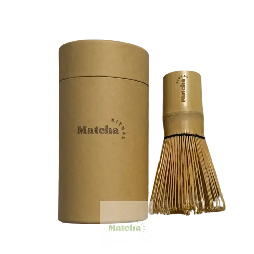 Réalisez un matcha parfait avec notre fouet traditionnel en bambou (chasen), gravé du logo Matcha Ritual.
Essentiel pour obtenir une mousse fine et onctueuse, ce fouet artisanal est l'outil indispensable pour respecter l'art du thé japonais.

🌿 Fabriqué à la main en bambou naturel de haute qualité
🌿 Gravure élégante du logo Matcha Ritual sur le manche
🌿 80 brins fins pour une émulsion parfaite du matcha
🌿 Permet d’obtenir une texture lisse, aérienne et crémeuse
🌿 Utilisation facile pour un rituel 