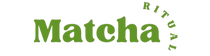 Le logo Matcha Ritual se distingue par une identité visuelle forte, inspirée de l’art japonais traditionnel, combinant une typographie audacieuse et une iconographie simple mais évocatrice. Il intègre souvent la traduction japonaise à côté du nom en anglais, ce qui renforce l’authenticité du produit tout en s’adaptant à un public international. Cette dualité linguistique souligne le lien profond entre la tradition japonaise du matcha et son accessibilité mondiale.