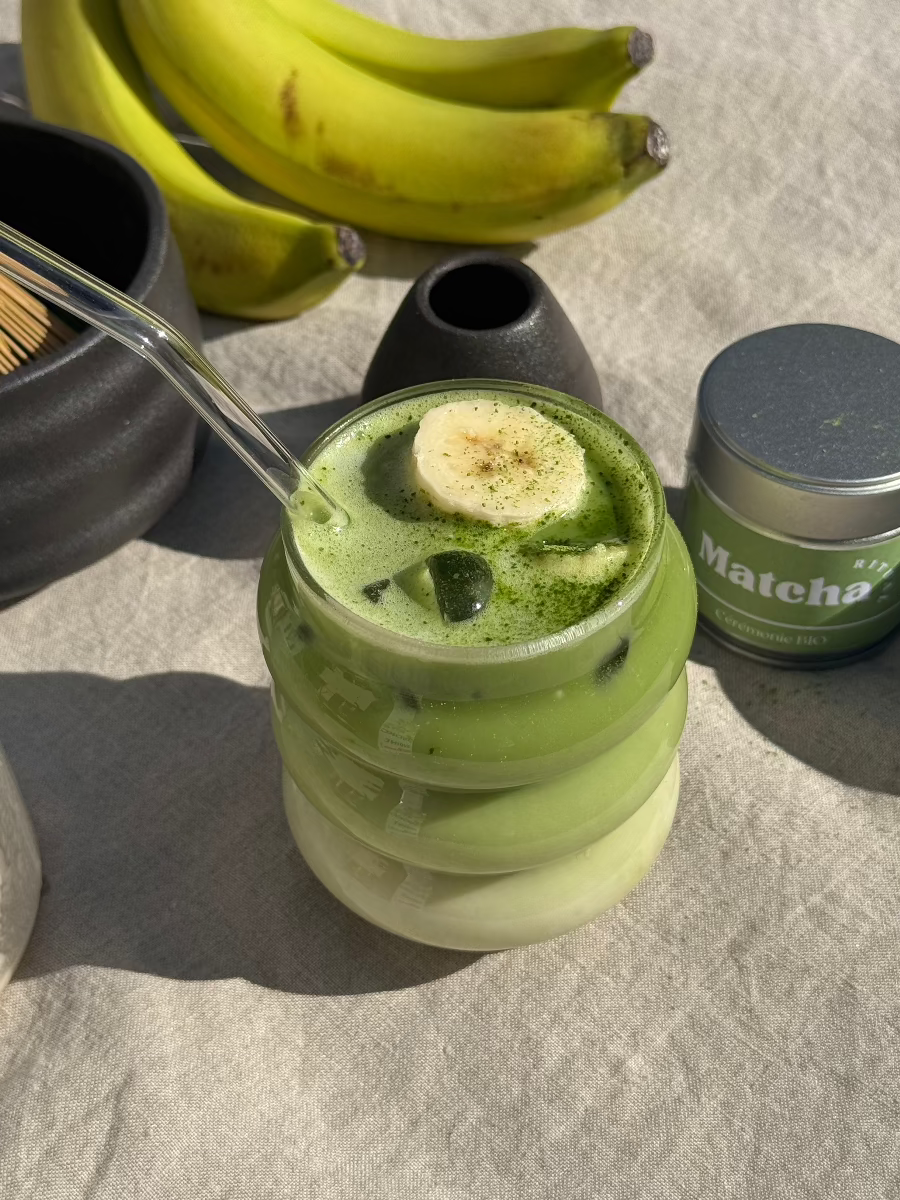 Préparez un smoothie matcha banane maison, alliant la douceur naturelle de la banane mûre à la richesse antioxydante du thé vert matcha bio. Mixez simplement une banane bien mûre, une cuillère de matcha en poudre, un peu d’eau chaude et du lait végétal pour obtenir une boisson onctueuse, énergisante et pleine de fraîcheur. Idéal pour un petit-déjeuner healthy ou une pause gourmande.