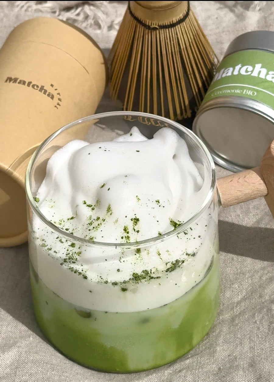 Le matcha mousseux cloudy est une boisson qui allie esthétique et santé. Sa mousse fine et aérienne, obtenue par un battage soigneux, révèle toute la richesse du matcha japonais de qualité supérieure. Riche en antioxydants et en L-théanine, cette boisson favorise la concentration et l’énergie durable, tout en offrant une expérience visuelle apaisante, idéale pour les amateurs de matcha à la recherche d’originalité.