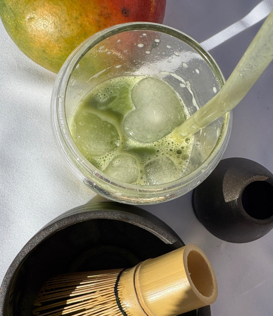 Savourez un moment rafraîchissant avec ce matcha mangue glacé, sublimé par un glaçon en forme de cœur. Ce mélange exclusif associe la douceur exotique de la mangue naturelle à la richesse umami du matcha cérémonial bio, pour une boisson à la fois gourmande et saine. Parfait pour l’été, ce verre transparent met en valeur la couleur verte vibrante du matcha et la fraîcheur fruitée de la mangue, offrant une expérience visuelle et gustative unique.