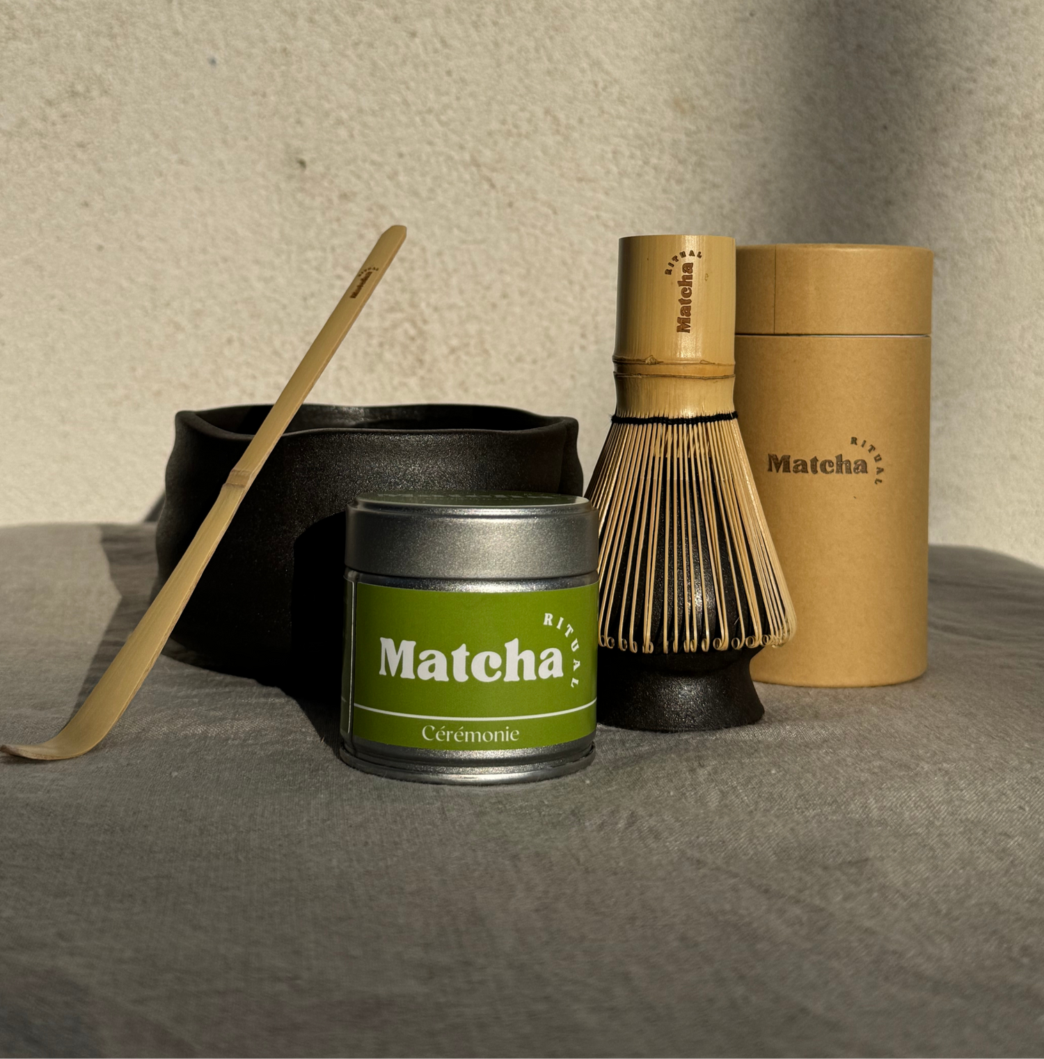 Parfait pour la cérémonie du thé ou pour s’initier au matcha, ce set allie esthétique, savoir-faire artisanal et praticité. Il convient aussi bien à la préparation de matcha traditionnel qu’à la réalisation de matcha latte ou de recettes créatives. Offrez-vous un moment de bien-être et de découverte grâce à ce kit complet, pensé pour révéler toute la richesse du thé matcha japonais.
